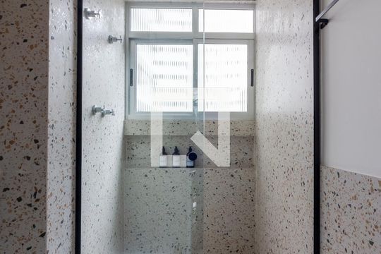 banheiro de kitnet/studio para alugar com 1 quarto, 48m² em Jardim Paulista, São Paulo