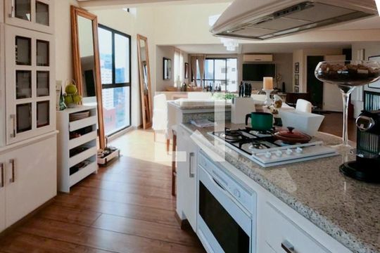 Cozinha de apartamento à venda com 2 quartos, 135m² em Vila Nova Conceição, São Paulo
