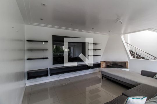 Sala de TV de casa de condomínio à venda com 4 quartos, 400m² em Alphaville, Santana de Parnaíba