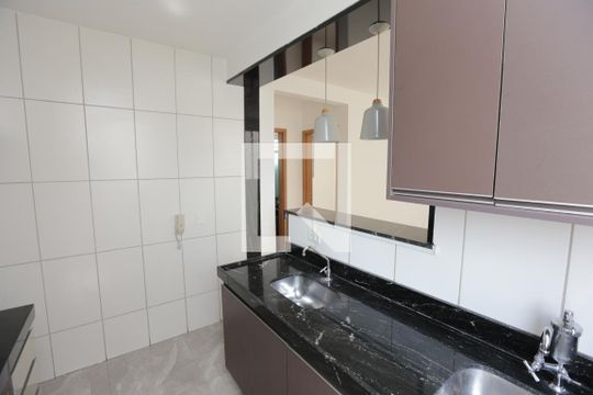 Cozinha de apartamento à venda com 2 quartos, 49m² em Califórnia, Contagem