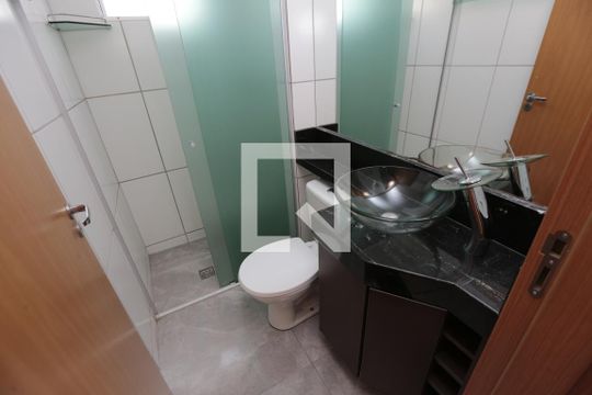 Banheiro de apartamento à venda com 2 quartos, 49m² em Califórnia, Contagem