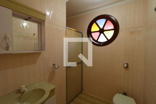 Banheiro de casa à venda com 3 quartos, 200m² em Vila Camilopolis, Santo André