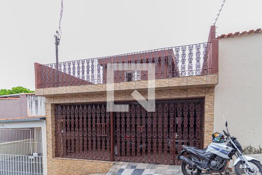 Fachada de casa à venda com 3 quartos, 200m² em Centro, Osasco