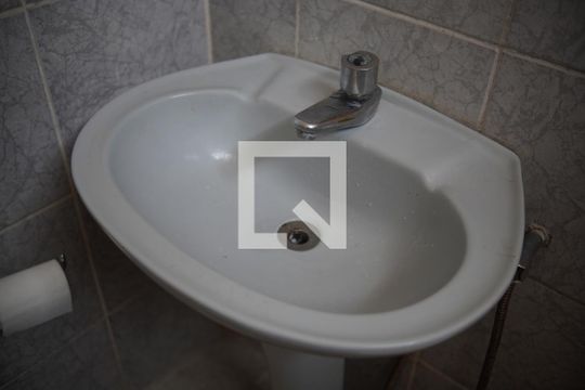 Banheiro de apartamento para alugar com 2 quartos, 59m² em Floramar, Belo Horizonte