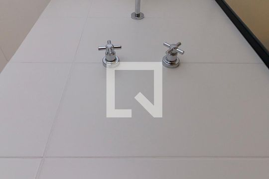 Banheiro de kitnet/studio para alugar com 1 quarto, 24m² em Campo Belo, São Paulo