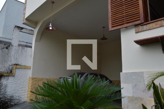 Ampla garagem na frente da casa de casa à venda com 4 quartos, 350m² em Anil, Rio de Janeiro