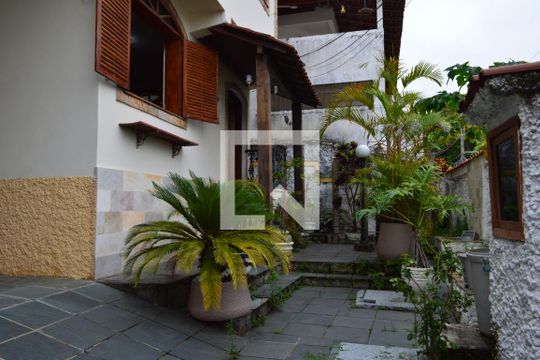 Quintal com varanda na frente da casa de casa à venda com 4 quartos, 350m² em Anil, Rio de Janeiro