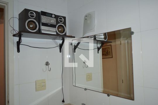 Banheiro do hall entre os quartos e suítes  de casa à venda com 4 quartos, 350m² em Anil, Rio de Janeiro