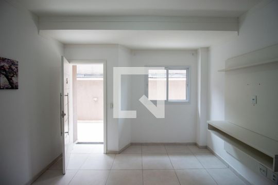 Sala de casa de condomínio para alugar com 2 quartos, 80m² em Itaquera, São Paulo
