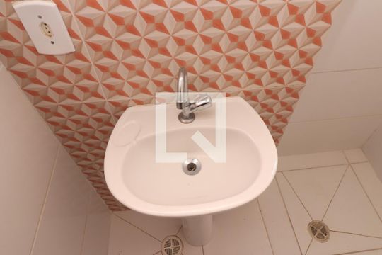Banheiro de apartamento para alugar com 2 quartos, 60m² em Vila Carrão, São Paulo