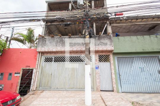 Fachada de casa para alugar com 1 quarto, 60m² em Santa Maria, Osasco