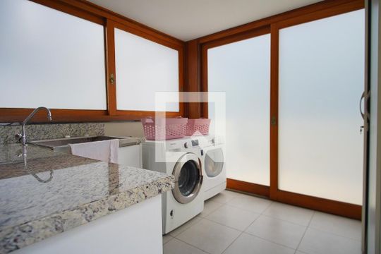 Área de serviço de apartamento para alugar com 3 quartos, 250m² em Bela Vista, Porto Alegre