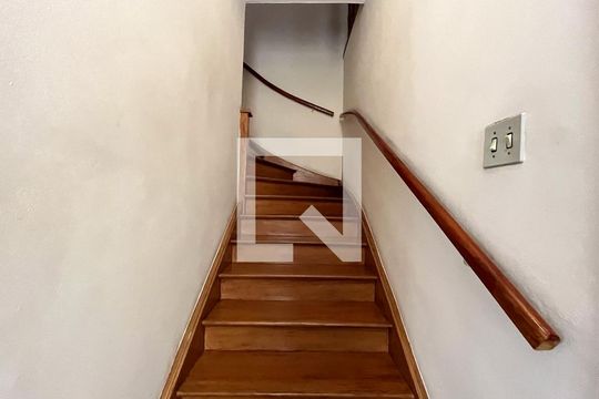 Escada de casa à venda com 5 quartos, 240m² em Mirandópolis, São Paulo