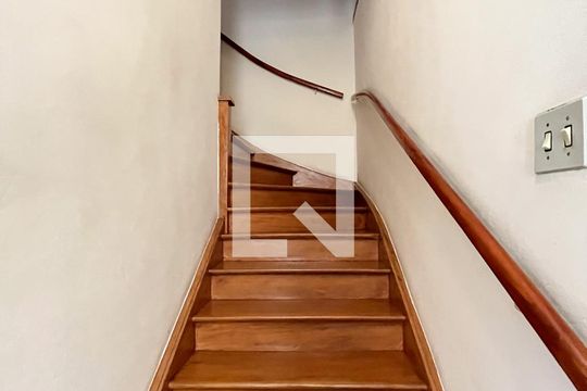Escada de casa à venda com 5 quartos, 240m² em Mirandópolis, São Paulo