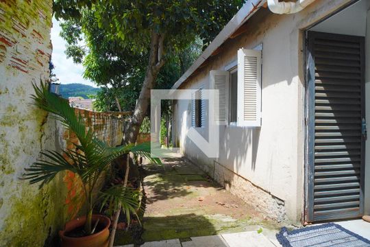 Pátio  de casa à venda com 3 quartos, 110m² em Jardim Carvalho, Porto Alegre