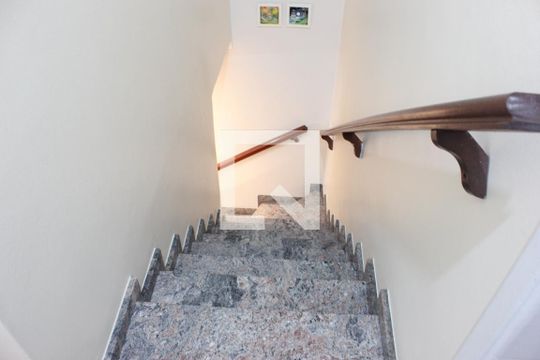 Escada da sala de casa à venda com 4 quartos, 164m² em Vila Augusta, Guarulhos