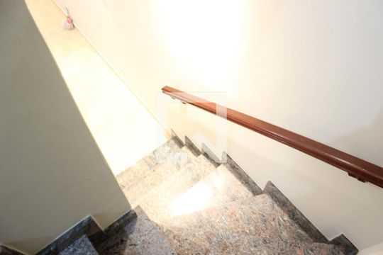 Escada da sala de casa à venda com 4 quartos, 164m² em Vila Augusta, Guarulhos