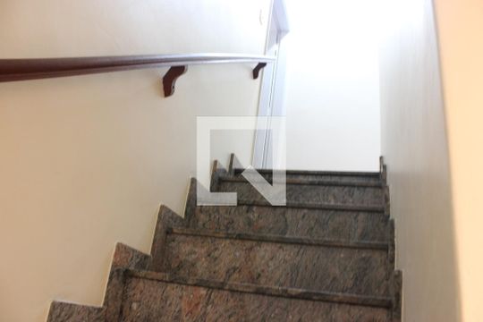 Escada da sala de casa à venda com 4 quartos, 164m² em Vila Augusta, Guarulhos