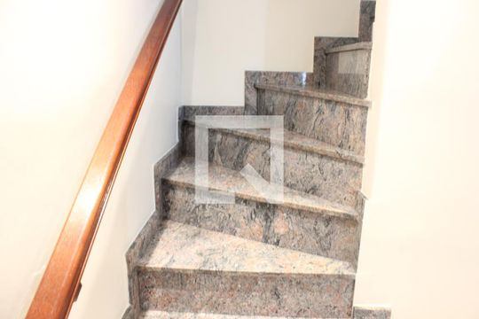 Escada da sala de casa à venda com 4 quartos, 164m² em Vila Augusta, Guarulhos