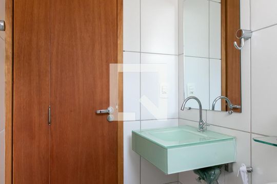 Banheiro  de apartamento à venda com 2 quartos, 46m² em Vila Curuçá, São Paulo