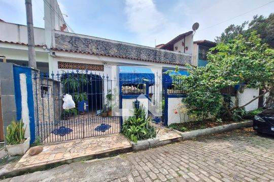 Fachada de casa à venda com 3 quartos, 100m² em Santa Rosa, Niterói