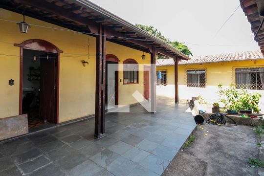 Quintal de casa à venda com 3 quartos, 193m² em Dom Bosco, Belo Horizonte