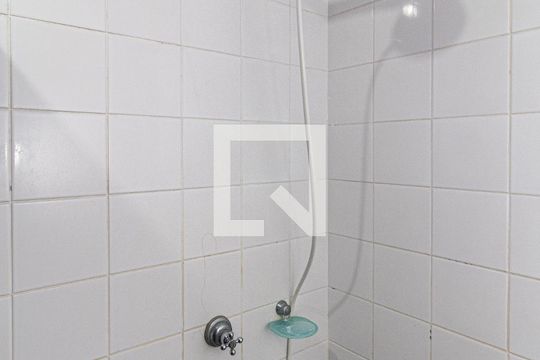 Banheiro de apartamento à venda com 1 quarto, 51m² em Floresta, Porto Alegre