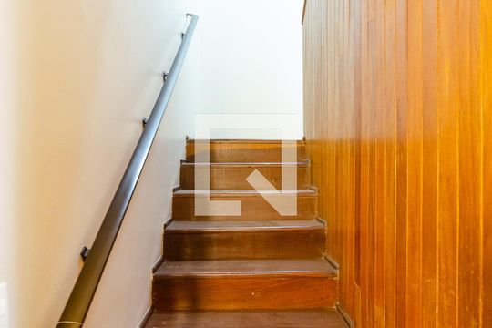 Escadas de casa à venda com 3 quartos, 200m² em Planalto Paulista, São Paulo