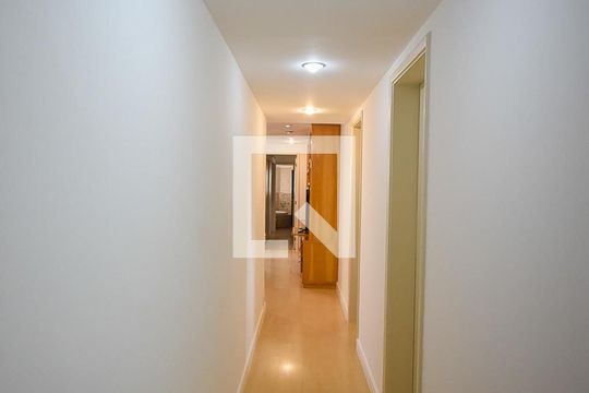 Corredor de apartamento à venda com 4 quartos, 500m² em Vila Suzana, São Paulo