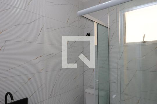 Banheiro de apartamento para alugar com 2 quartos, 37m² em Parque São Lucas, São Paulo