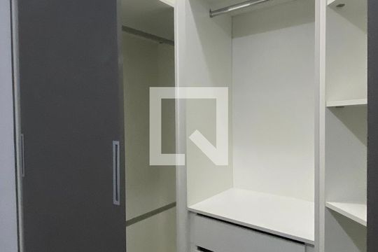 Closet da suíte 1 de apartamento à venda com 2 quartos, 54m² em Parque Viana, Barueri