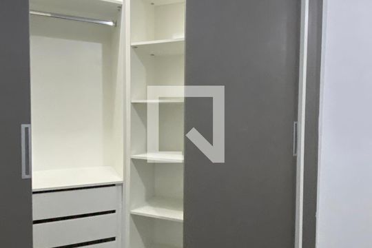 Closet da suíte 1 de apartamento à venda com 2 quartos, 54m² em Parque Viana, Barueri