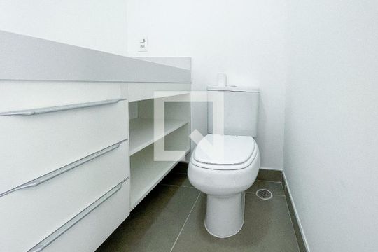 Banheiro de apartamento à venda com 1 quarto, 47m² em Jardim das Bandeiras, São Paulo