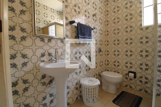 Banheiro comum de casa à venda com 3 quartos, 262m² em Jardim Itapeva, São Paulo