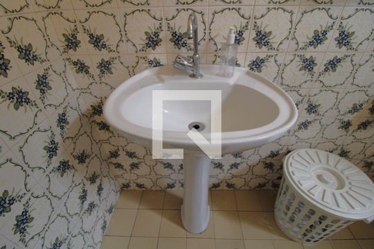 Banheiro comum de casa à venda com 3 quartos, 262m² em Jardim Itapeva, São Paulo