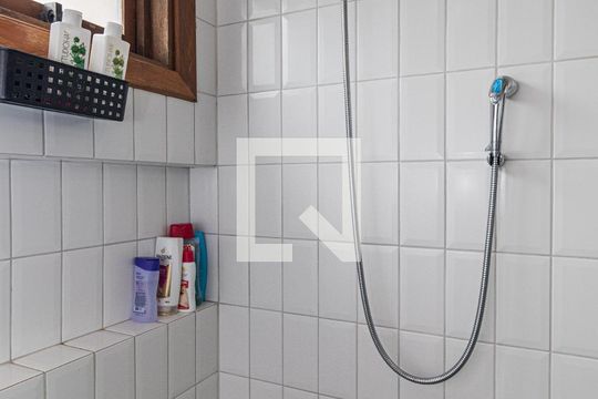 Banheiro da Suíte de apartamento para alugar com 1 quarto, 50m² em Independência, Porto Alegre