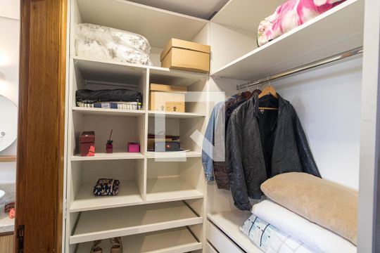 Closet da suíte de apartamento para alugar com 1 quarto, 50m² em Independência, Porto Alegre