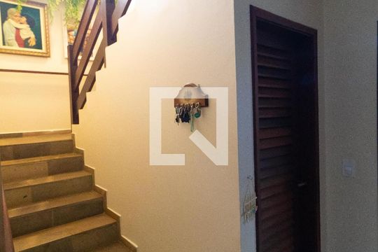 Escada de casa de condomínio para alugar com 4 quartos, 420m² em Sítios de Recreio Gramado, Campinas