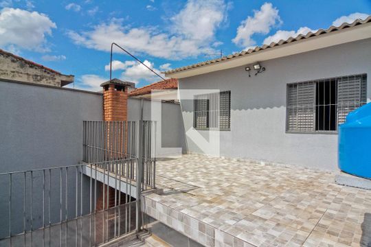 Área externa de casa para alugar com 3 quartos, 112m² em Remédios, São Paulo