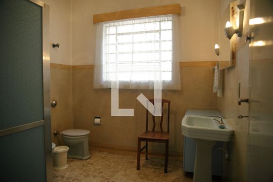 Banheiro social de casa para alugar com 3 quartos, 370m² em Vila Dusi, São Bernardo do Campo