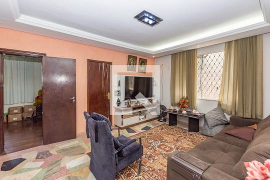 Sala 1 de casa para alugar com 5 quartos, 250m² em João Pinheiro, Belo Horizonte