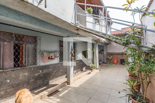 Quintal de casa para alugar com 5 quartos, 250m² em João Pinheiro, Belo Horizonte