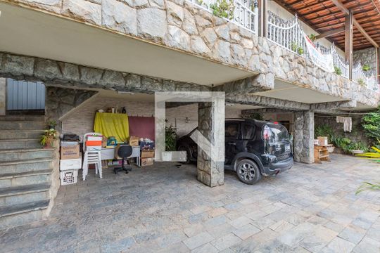 Garagem de casa para alugar com 5 quartos, 250m² em João Pinheiro, Belo Horizonte