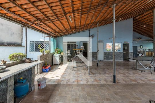 Varanda  de casa para alugar com 5 quartos, 250m² em João Pinheiro, Belo Horizonte