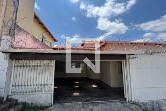 Fachada de casa à venda com 3 quartos, 215m² em Colonial, Contagem