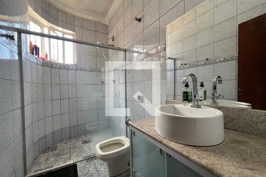 Banheiro de casa à venda com 3 quartos, 215m² em Colonial, Contagem