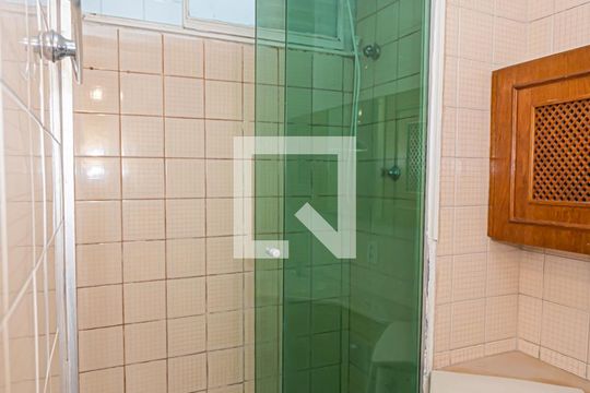 Banheiro de apartamento para alugar com 2 quartos, 53m² em Parque Peruche, São Paulo