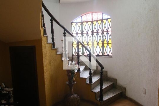 Escada de casa para alugar com 4 quartos, 429m² em Pechincha, Rio de Janeiro