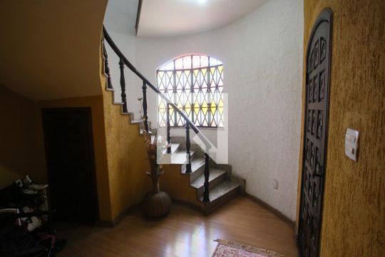 Escada de casa para alugar com 4 quartos, 429m² em Pechincha, Rio de Janeiro