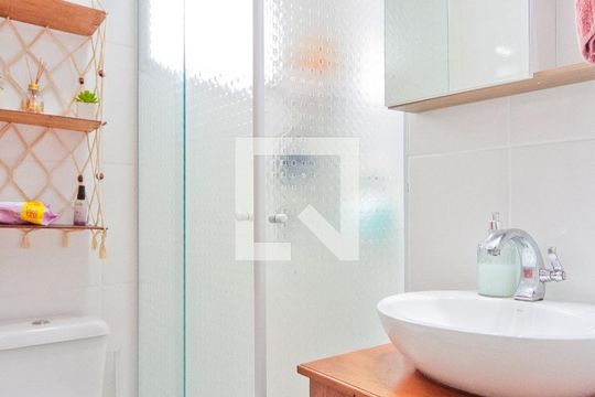 Banheiro de apartamento para alugar com 2 quartos, 50m² em Vila Palmeiras, São Paulo